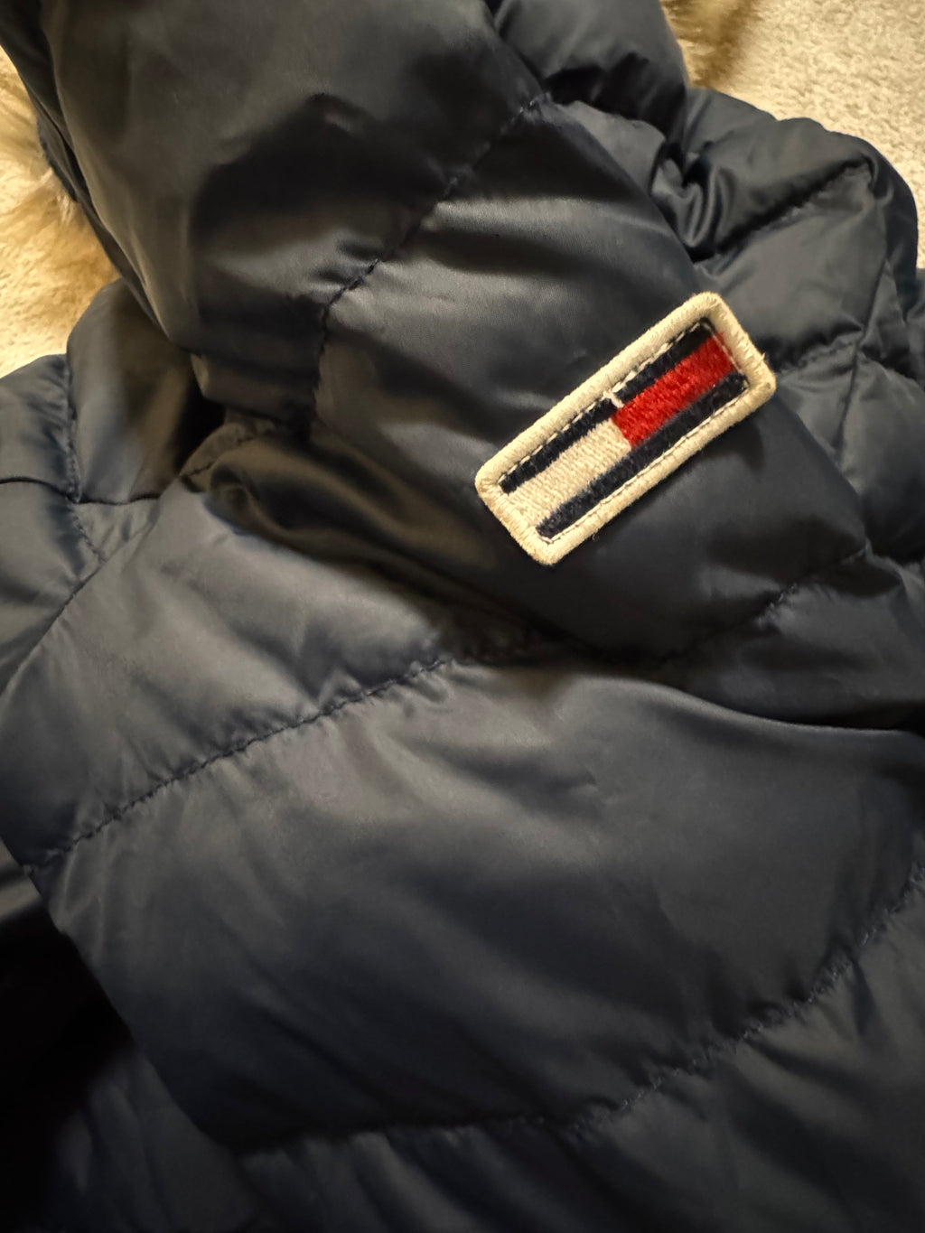 Tommy Jeans – Дълго капитонирано яке с качулка – тъмно синьо – Размер XS