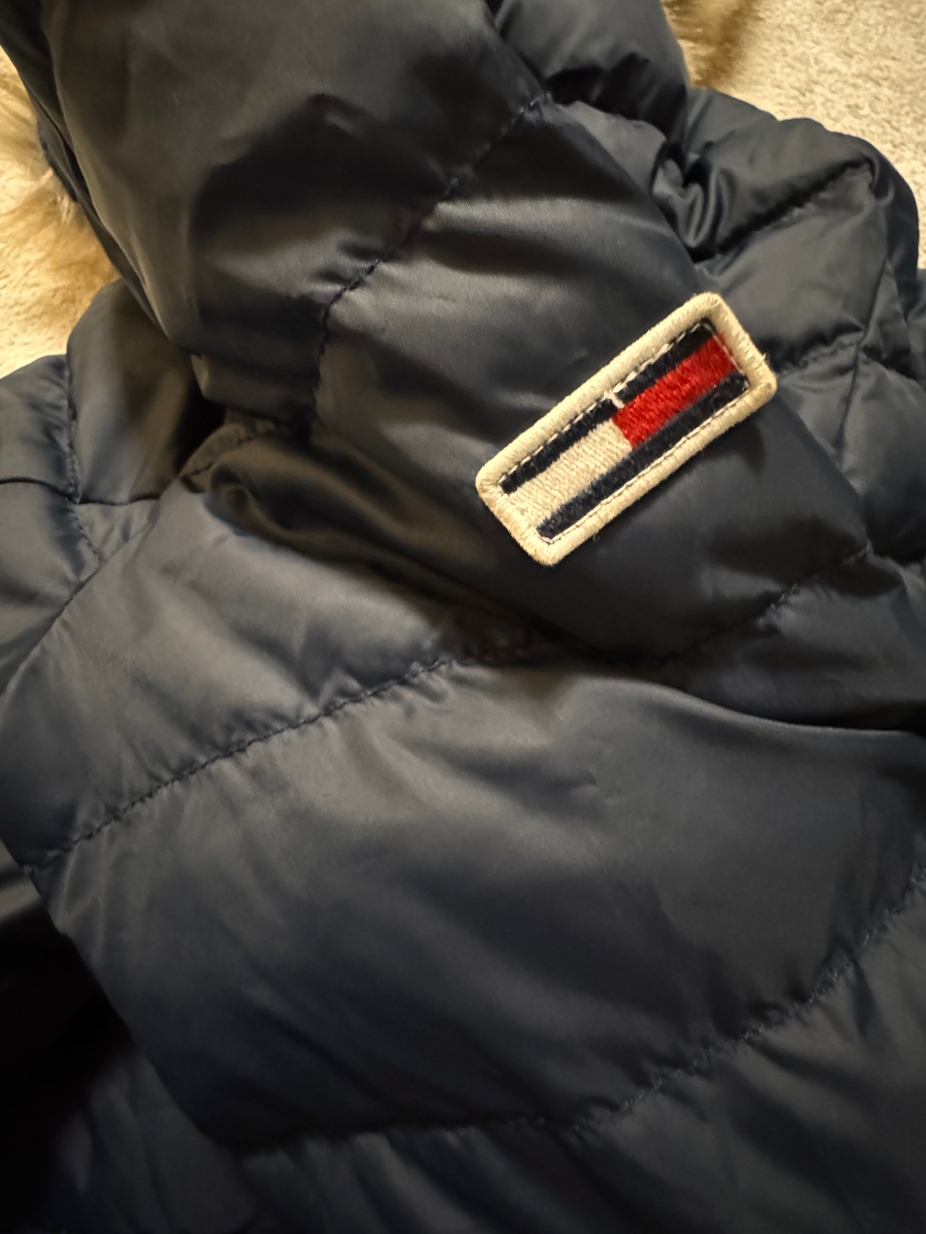 Tommy Jeans – Дълго капитонирано яке с качулка – тъмно синьо – Размер XS