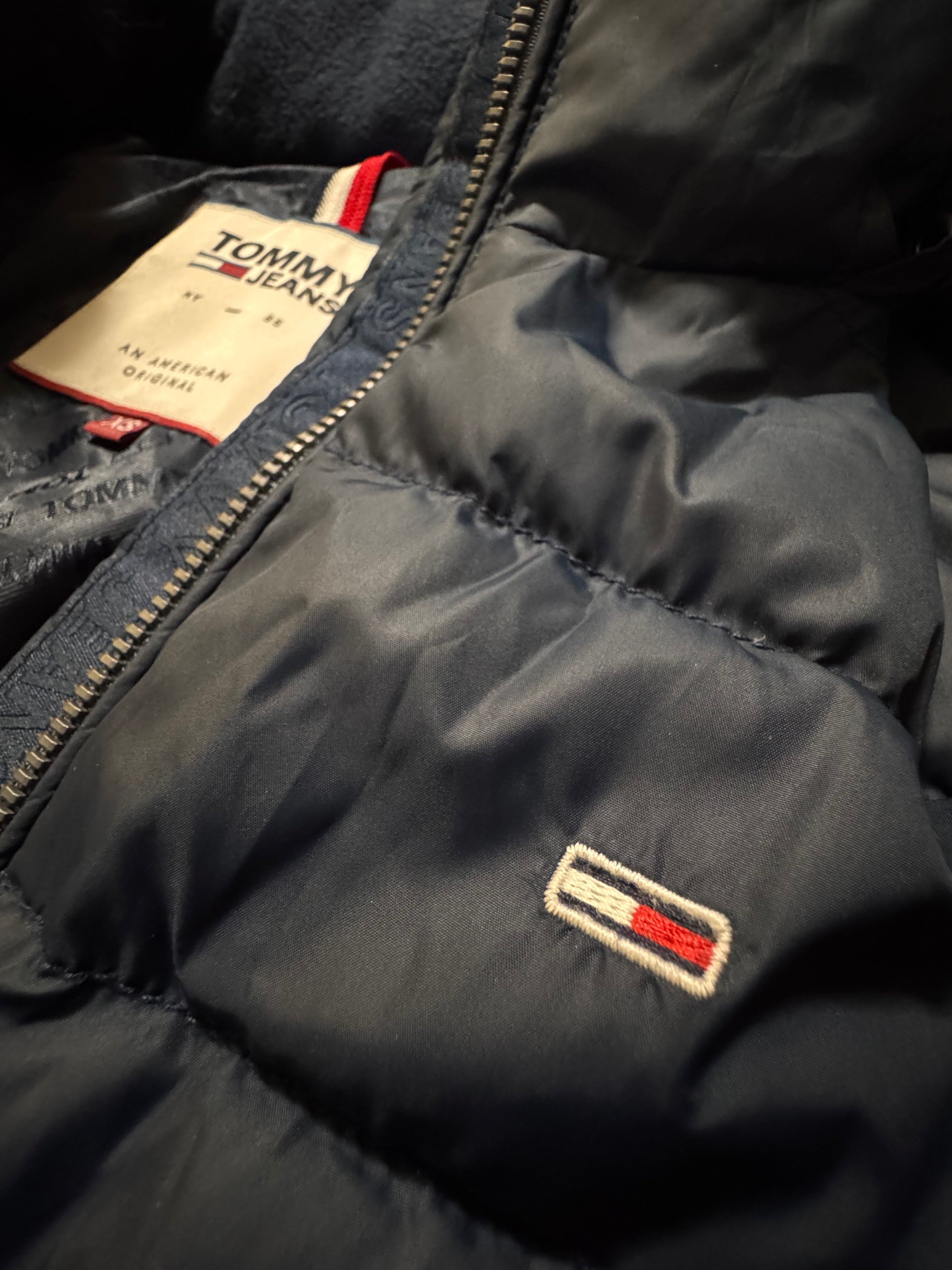 Tommy Jeans – Дълго капитонирано яке с качулка – тъмно синьо – Размер XS