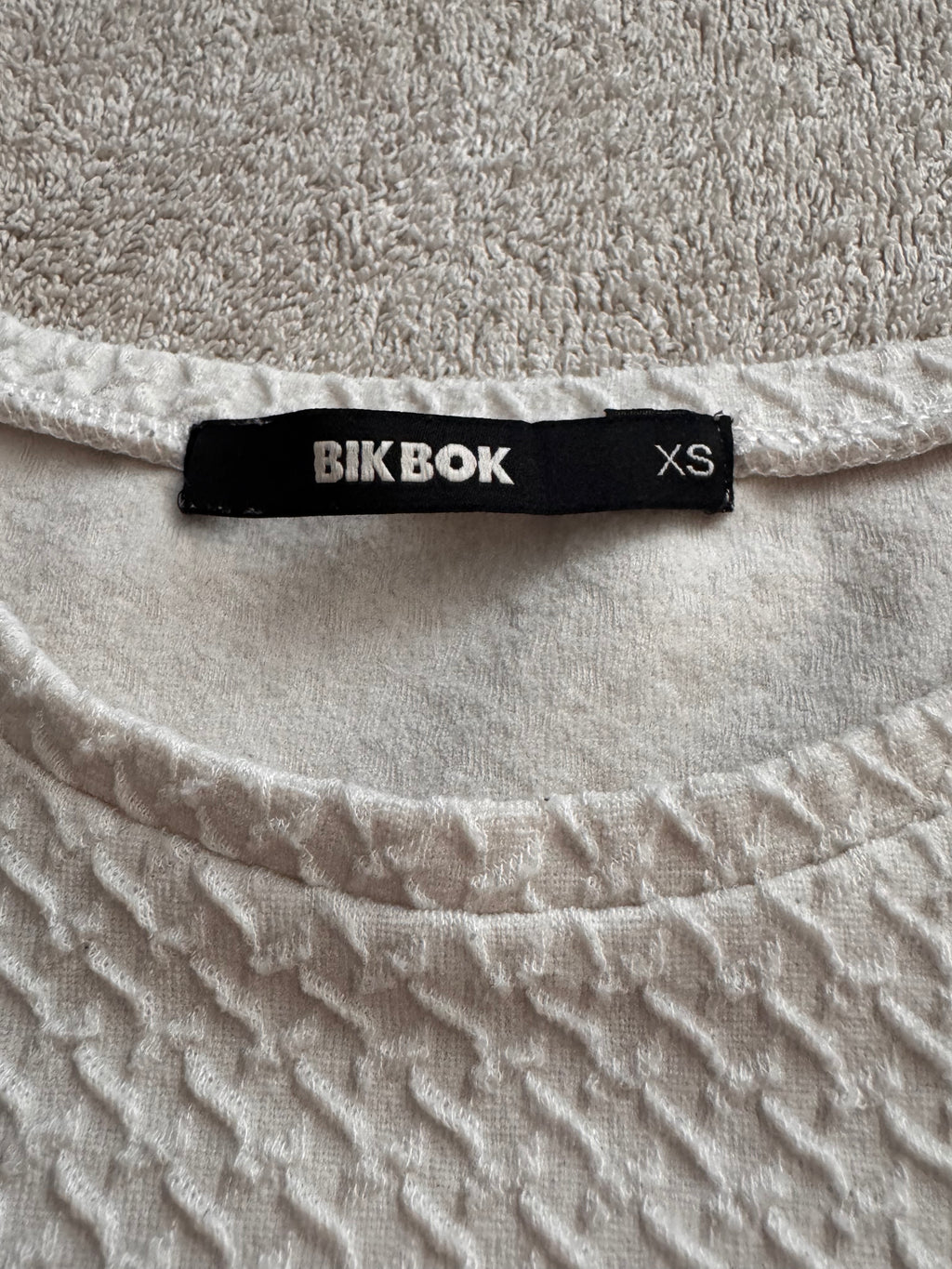 Bik Bok – Пухкава дамска блуза с релефна текстура – Бяла – Размер S