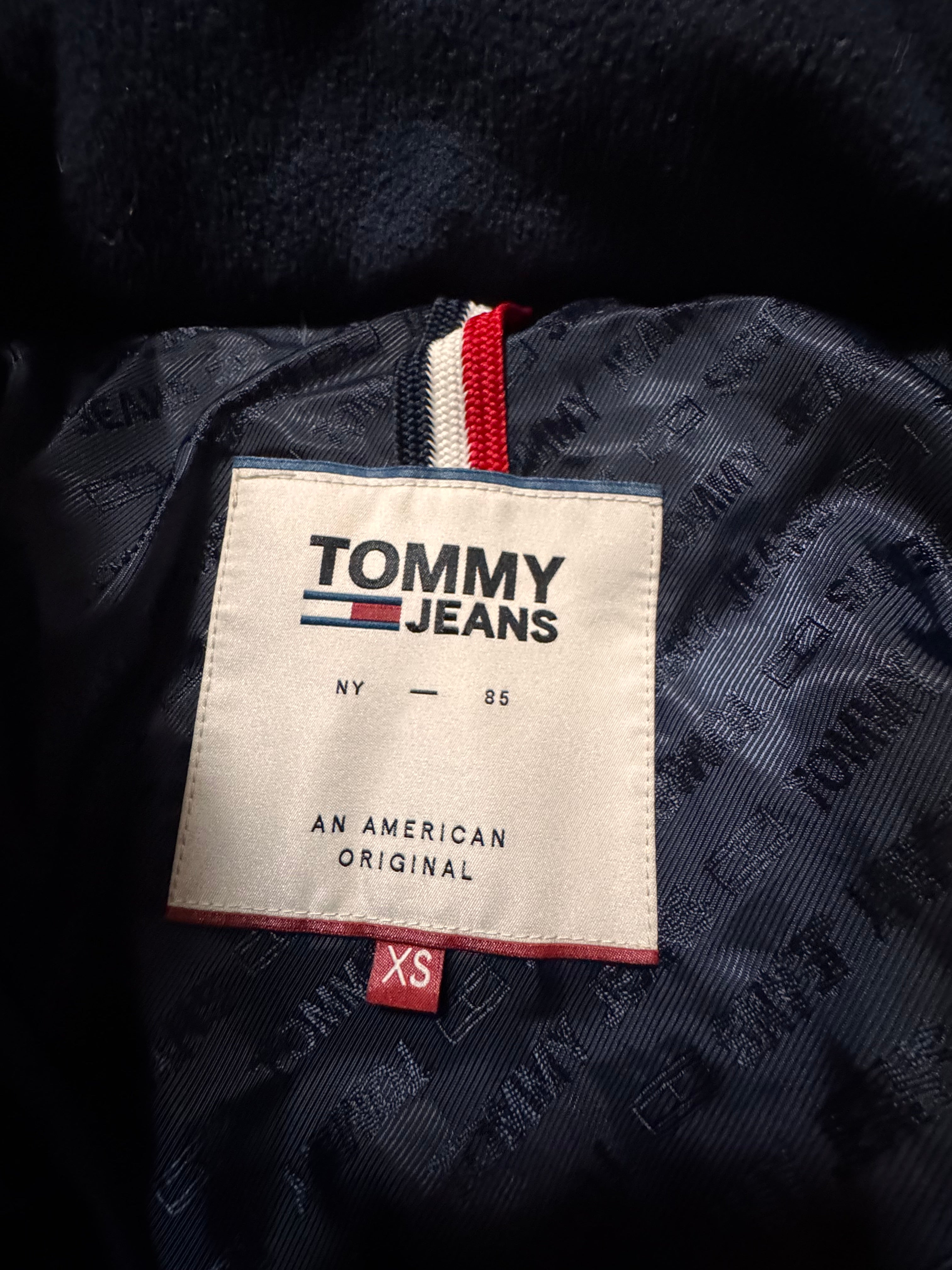 Tommy Jeans – Дълго капитонирано яке с качулка – тъмно синьо – Размер XS